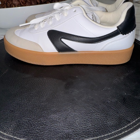 DV by Dolce Vita White and Tan Women's Sneakers size 7.5 - Picture 2 of 16